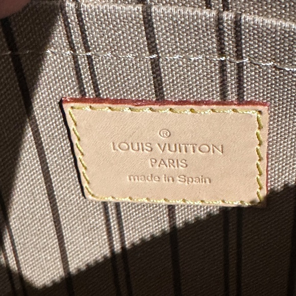 Louis Vuitton Neverfull MM - Picture 11 of 16